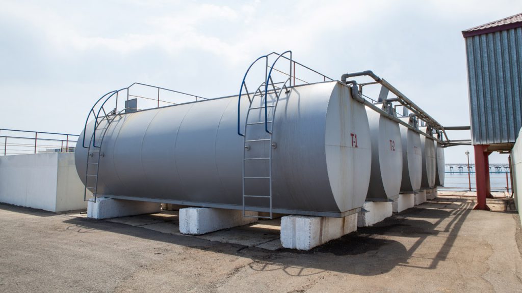 منبع دوجداره در میانه